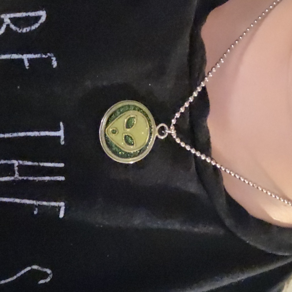 Glow In The Dark Alien head pendant Pendant Necklace - Picture 8 of 9